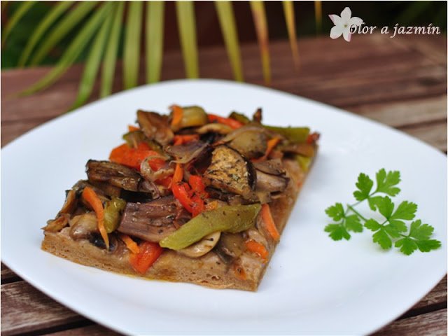 Coca de verduras con masa integral de espelta