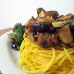 Espaguetis con salsa de tomate, ajo y shiitake