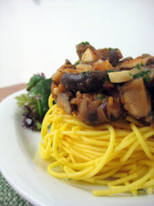 Espaguetis con salsa de tomate, ajo y shiitake