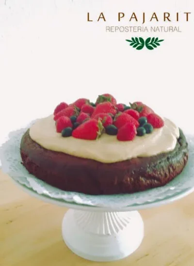 Tarta con crema de anacardos y frutos rojos